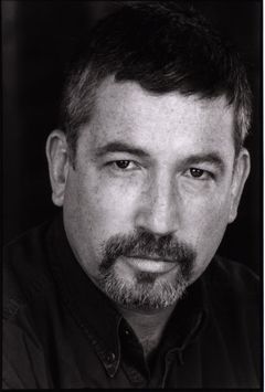 Randy Lowell interpreta Director