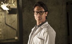 Niko Foster interpreta Sheriff Hobbs