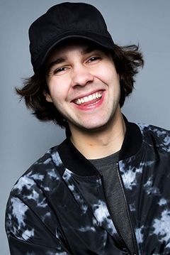 David Dobrik interpreta Axel (voice)
