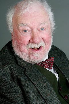 Freddie Jones interpreta Chester Cragwitch