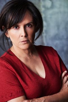 Andrea Sevilla interpreta Housekeeper