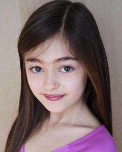 Lola Cook interpreta Sawyer
