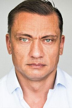 Alex Batareanu interpreta Russian Captain