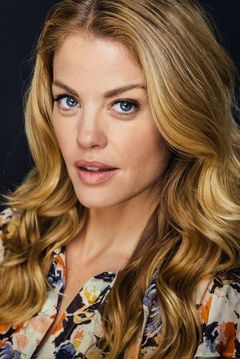 Bree Williamson interpreta Hillary