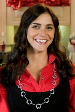 Vikki Krinsky interpreta Rebecca Fine