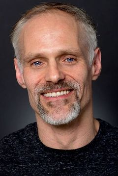 Erik Passoja interpreta Officer Lewis