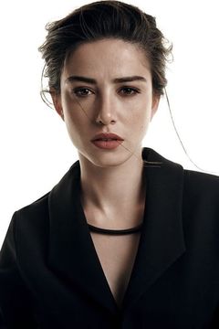 Özge Gürel interpreta Nazlı