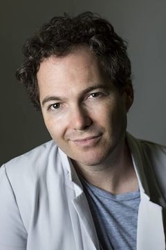 Justin Shenkarow interpreta Additional Voices (voice)