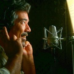 Jeff McNeal interpreta Kayla / Hog / Tonga / Layla (voice)