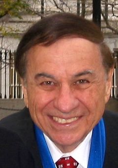 Richard M. Sherman interpreta Penguin / Pearly (voice) (uncredited)