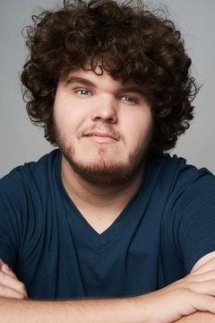 Aidan Delbis interpreta Don