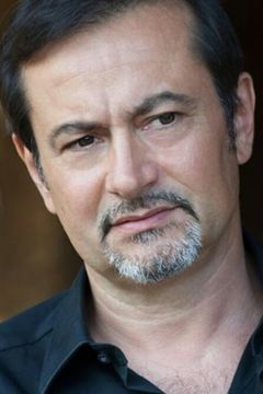 Simone Colombari interpreta Karl Kranz