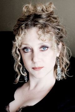 Carol Kane interpreta Mrs. Sisters