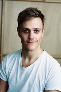 Stefan Hartmann interpreta Maximilian Richter