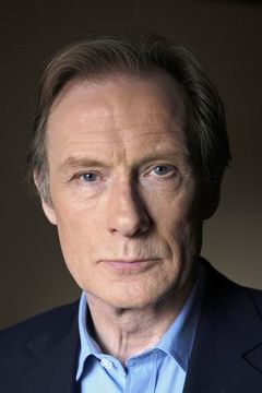 Bill Nighy interpreta Sir Bernard Pellegrin