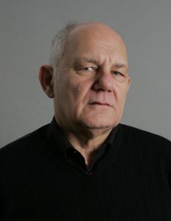 Colin David Reese interpreta Colonel Maurice Buckmaster