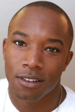 Aaron Joseph interpreta Kennedy