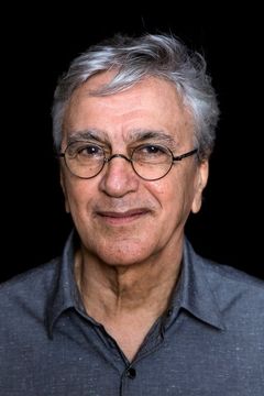 Caetano Veloso interpreta Singer at Party