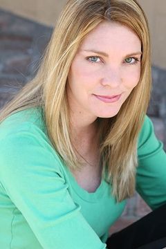 Kelly Crean interpreta Front Yard News Reporter