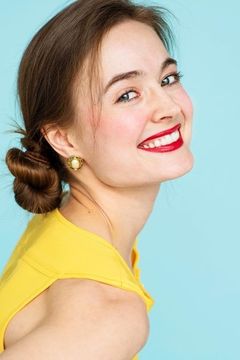 Shannon Loewen interpreta Lily Friend