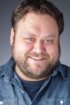 Chad Crenshaw interpreta Douglas