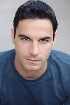 Derek Arnold interpreta Pao