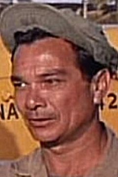 Clarence Lung interpreta Sergeant Ramon Gillardo