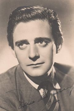 Terence de Marney interpreta Majordomo (uncredited)