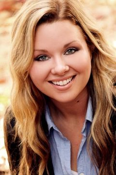 Amber Gaiennie interpreta News Anchor