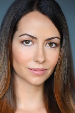 Nicole Sterling interpreta Fay