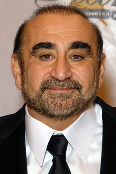 Ken Davitian interpreta Jacob Sarian