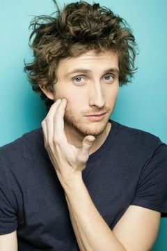 Baptiste Lecaplain interpreta Louis, le client de l'agence