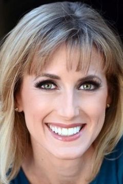Leanne Suter interpreta American Newscaster #1