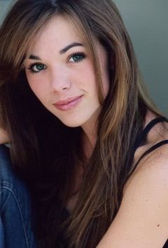 Ashley McCarthy interpreta Shawna