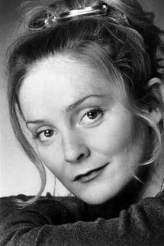 Lizzie Hopley interpreta Mavis