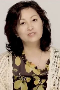 Pang Hoi-Kwan interpreta Third Auntie