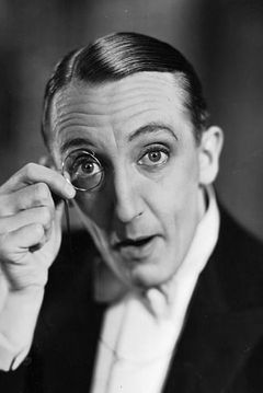 Claud Allister interpreta Sir George