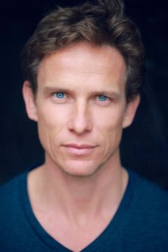 Jonathan Kerrigan interpreta Colin
