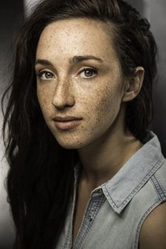 Ellie James interpreta Older Bianca
