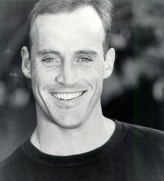 Matt Iseman interpreta C-17 Pilot (uncredited)
