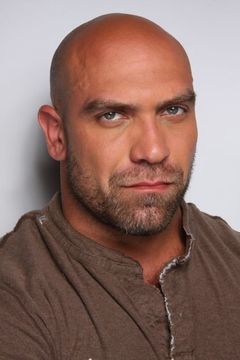 Michael DeMello interpreta Gate Guard