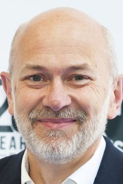 Vincent Franklin interpreta Magistrate Rev Ethelston