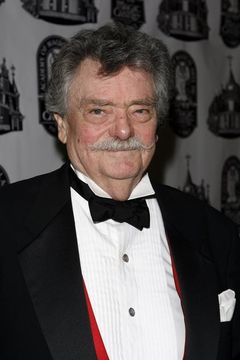 Bernard Fox interpreta Pvt. Hutchinson (uncredited)
