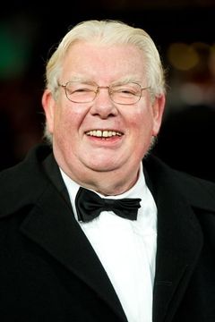 Richard Griffiths interpreta Dr. Bourdelot