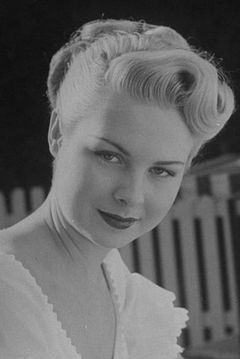 Lois Hall interpreta Constance
