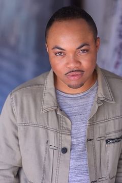 Wyatt Gray interpreta Starfleet Cadet (uncredited)