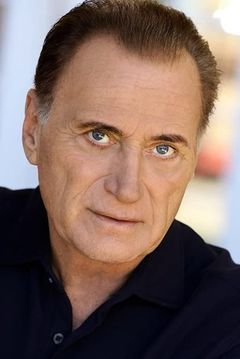 Joe Cortese interpreta Gio Loscudo