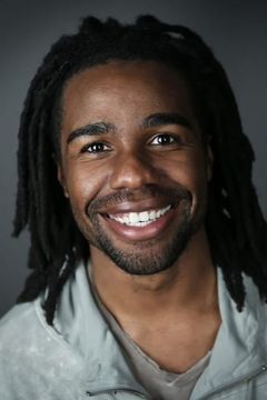 Jabari Thomas interpreta Emcee - Opening
