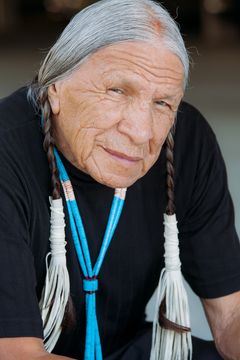 Saginaw Grant interpreta Chief Big Bear