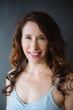 Cathy Adamek interpreta Prue